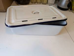 lot 155 image: Vintage Enamelware Rectangular Casserole Dish with Lid
