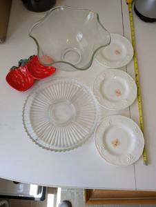 lot 165 image: Collection of Glass and Ceramic Serving Dishes
