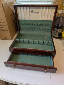 lot 174 image: Vintage Community Silverware Wooden Storage Box