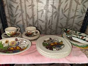lot 176 image: Collection of Vintage Vernon Kilns and Alfred Meakin Dinnerware