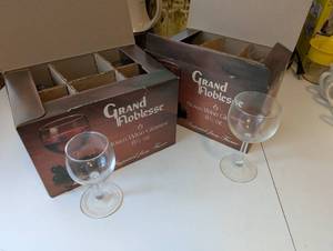 lot 178 image: Two Sets of Grand Noblesse Brown Wine Glasses