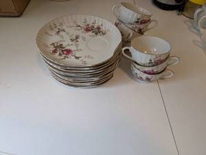 lot 181 image: Set of 6 Vintage Rose Pattern Snack Plates and 6 Cups