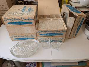 lot 192 image: Vintage Homestead Snack Set - 4 Plates & 4 Cups in Original Boxes