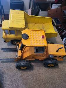 lot 206 image: Vintage Tonka Metal Dump Truck and Forklift Toy Set