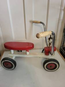 lot 212 image: Vintage Childs Red and White Ride-On Scooter Toy Tricycle