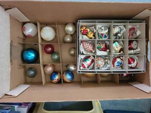 lot 231 image: Collection of Assorted Vintage Christmas Ornaments