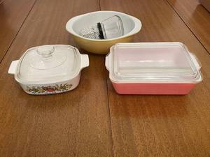 lot 275 image: Vintage Kitchenware Set with Pyrex Dishes and Manual Grinder