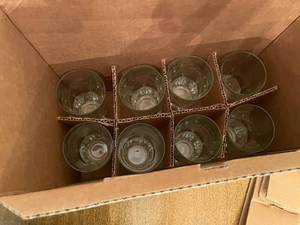 lot 281 image: Set of 8 Tall Clear Glass Drinking Tumblers