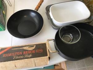 lot 290 image: Assorted Kitchenware with Pyrex Bowl, Cooks Essentials Pan, and Electric Knife