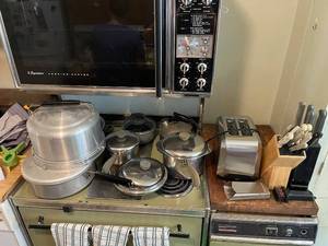 lot 294 image: Assorted Kitchen Cookware and Appliance Set