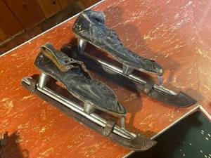 lot 314 image: Vintage Leather Hockey Ice Skates - Well-Worn Condition