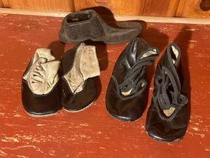 lot 316 image: Collection of Vintage Baby Shoes - Leather and Fabric