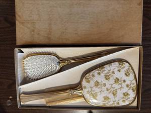 lot 531 image: Vintage Vanity Set with Mirror and Brush