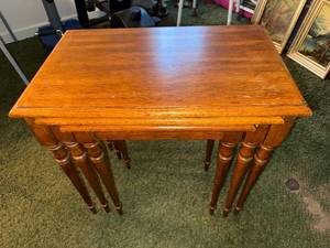 lot 199 image: Set of 3 Nesting Tables with Turned Legs in Oak Finish