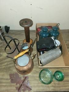 lot 333 image: Eclectic Assortment of Vintage Home Decor and Kitchenware Items