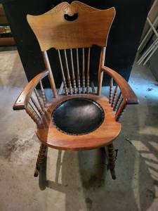lot 345 image: Vintage Wooden Rocking Chair with Leather Seat