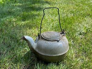 lot 11 image: Wrought Iron Range Co Kettle with Original Lid - Saint Louis