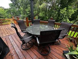 lot 30 image: 6-Piece Outdoor Patio Set with Wicker Table and Chairs