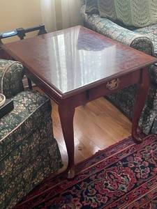 lot 40 image: Vintage Wooden End Table with Drawer