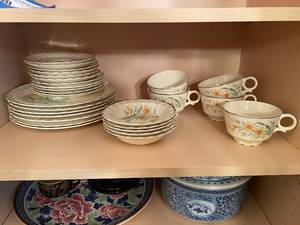 lot 44 image: Set of Vintage Taylor Smith Taylor Creamy Floral Dinnerware