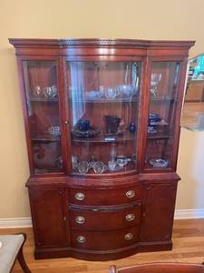 lot 55 image: Elegant Bow Front China Cabinet with Glass Doors