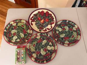lot 73 image: Set of 4 Christmas Holly Dinner Plates and 1 Holiday Serving Platter