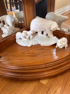 lot 105 image: Limited Edition Polar Bear Family Figurine Set
