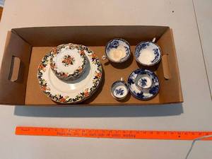 lot 113 image: Vintage Cauldon Ware and Royal Vitreous Tableware Set