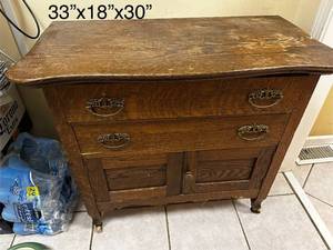 lot 122 image: Antique Wooden Dresser with Mirror