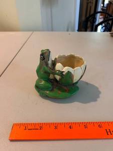 lot 152 image: Vintage Weller Pottery Frog Planter