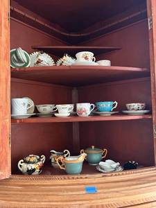 lot 159 image: Collection of Vintage and Antique Tea Cups, Saucers, and Creamers