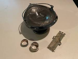 lot 399 image: Collection of Antique and Vintage Silverplate Decorative Pieces