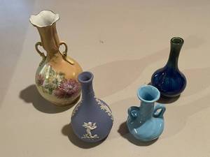 lot 422 image: Collection of 4 Decorative Miniature Vases including Wedgwood