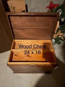 lot 498 image: Vintage Wood Storage Chest 24 x 16