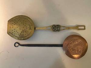 lot 520 image: Antique Brass and Copper Bed Warmers  Chestnut Roasters Set