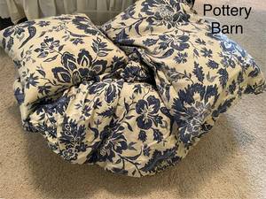 lot 528 image: Pottery Barn Queen Size Duvet and Pillow Set with Blue Floral Pattern
