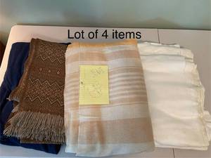 lot 531 image: Lot of 4 Assorted Blankets and Fabrics