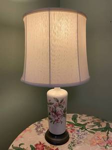 lot 549 image: Vintage Ceramic Floral Table Lamp with Shade