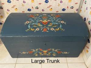 lot 554 image: Vintage Rosemaling Large Painted Wooden Trunk with Floral Pattern