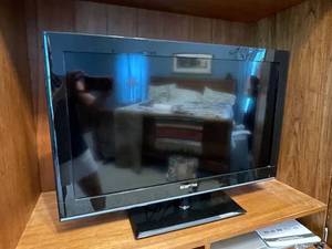 lot 560 image: 32 Sceptre LCD HDTV