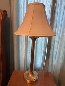 lot 564 image: Classic Brass Table Lamp with Shade