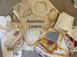 lot 568 image: Vintage Assorted Linen Collection with Embroidered Designs