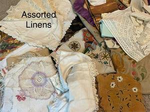 lot 576 image: Assorted Vintage Linens and Embroidery Collection