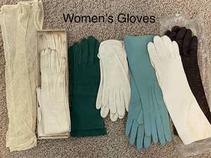 lot 577 image: Collection of Vintage Womens Gloves in Various Styles