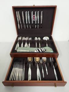 Gorham "Sea Rose" Sterling Silver Flatware Set in Naken Silverware Chest