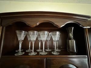 lot 17 image: Elegant Glassware Set with 6 Glasses and Decanter