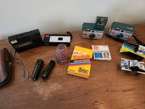 lot 20 image: Vintage Kodak and Bell & Howell Cameras with Flashbulbs & Accessories