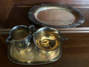 lot 26 image: WM Rogers Paul Revere Reproduction Silver Plated Creamer & Sugar Set with Tray