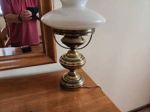 lot 35 image: Vintage Brass and Glass Table Lamp