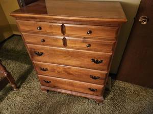 lot 37 image: Vintage Solid Wood 5-Drawer Dresser